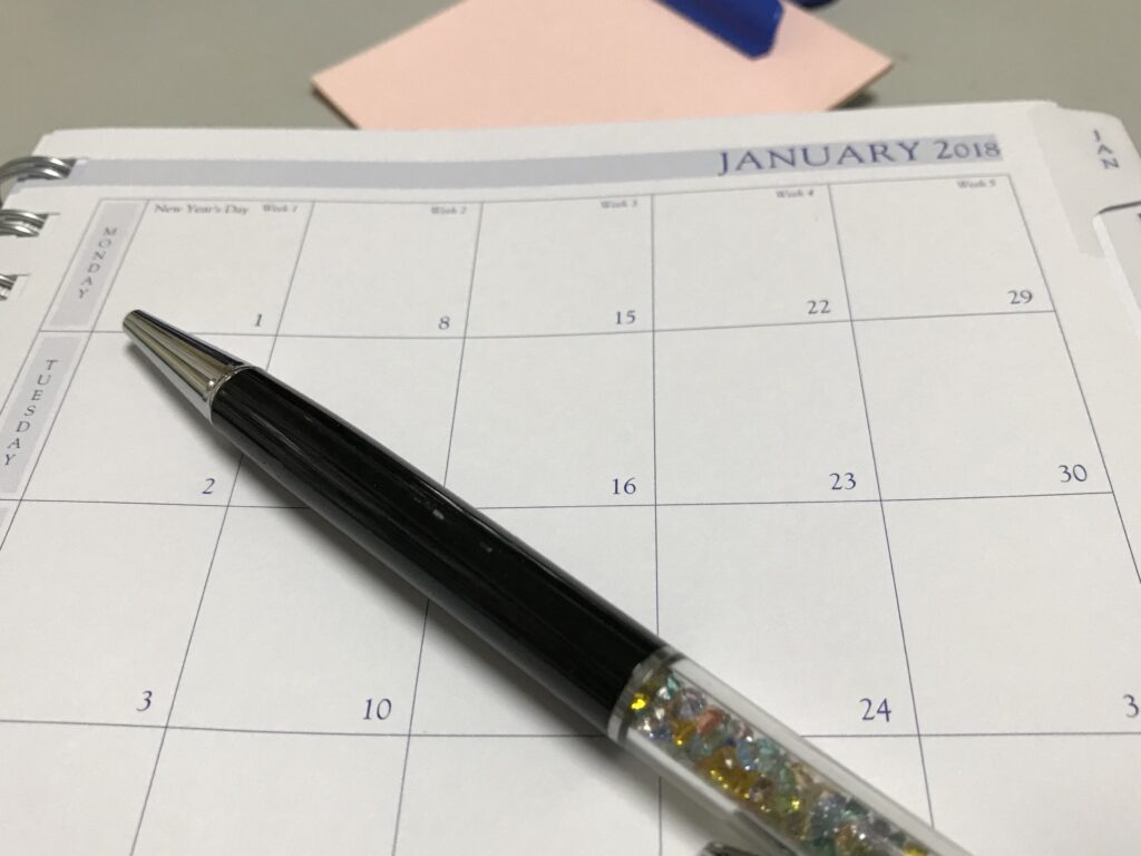 calendário e caneta