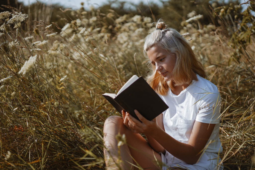 mulher lendo a biblia para coordenar o ministério infantil