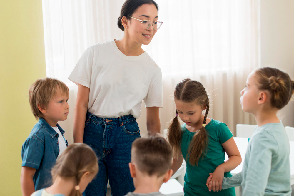 Tia do Ministério Infantil com 5 crianças rindo.