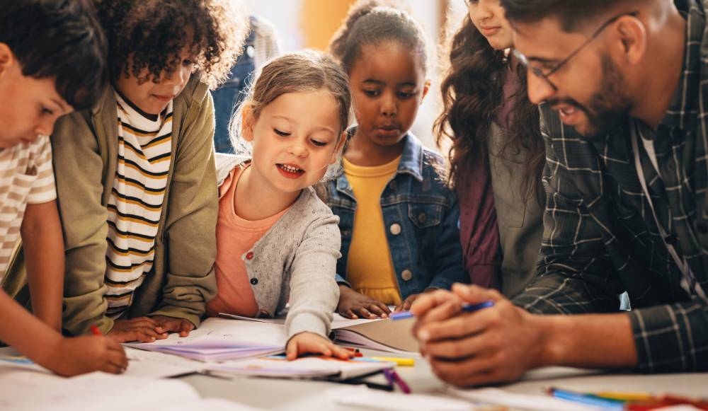 Crianças aprendendo brincando no Ministério Infantil.