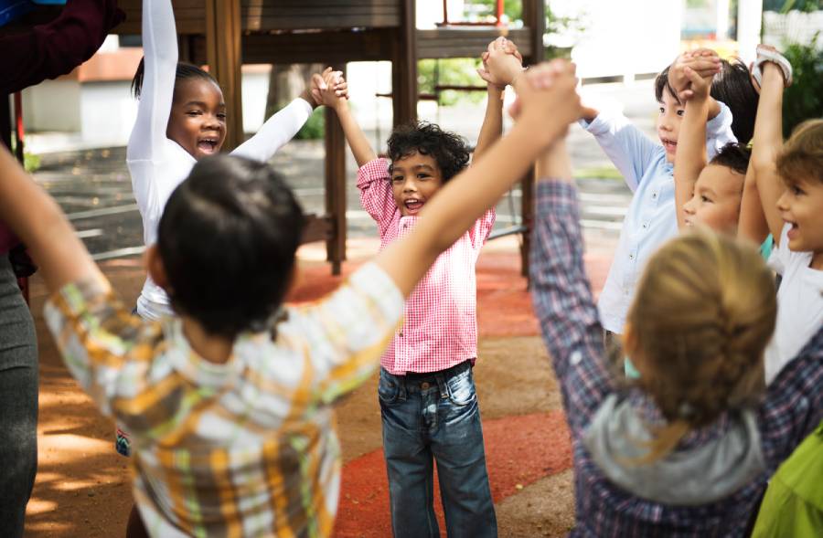 Crianças participando de atividades recreativas na EBF infantil durante momento de integração e diversão.